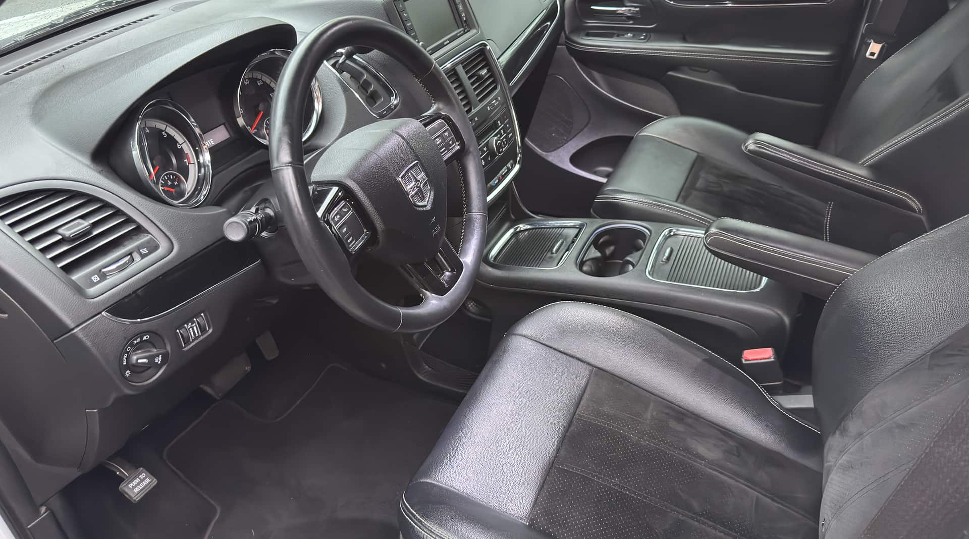Front cabin of a Dodge Caravan after a mobile interior detail